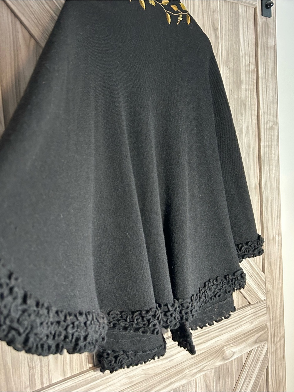 ✨ Vintage All Alpaca Embroidered Gold Leaf Beaded Stone Ruana Cape ✨ - Picture 3 of 7